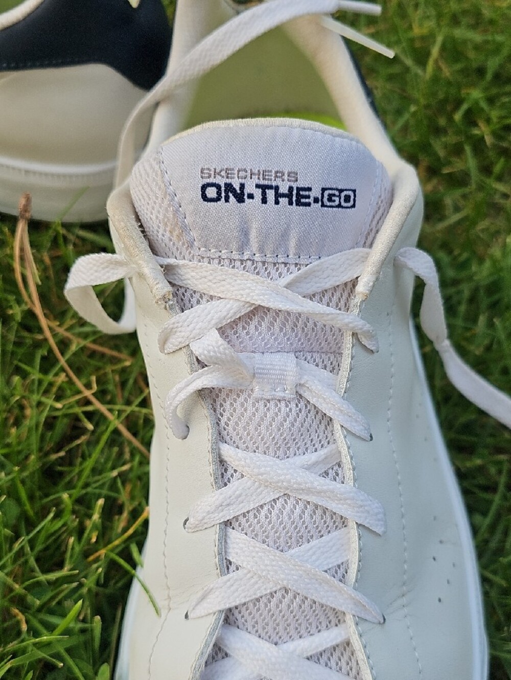 Skechers On The Go Men's Quick Fit White & Navy Low-Top Leather Sneakers - Picture 7 of 13